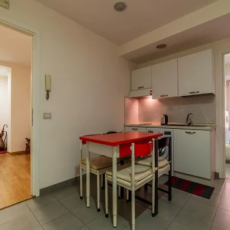 Guesthost - Roma Termini Comfy Apartment-2